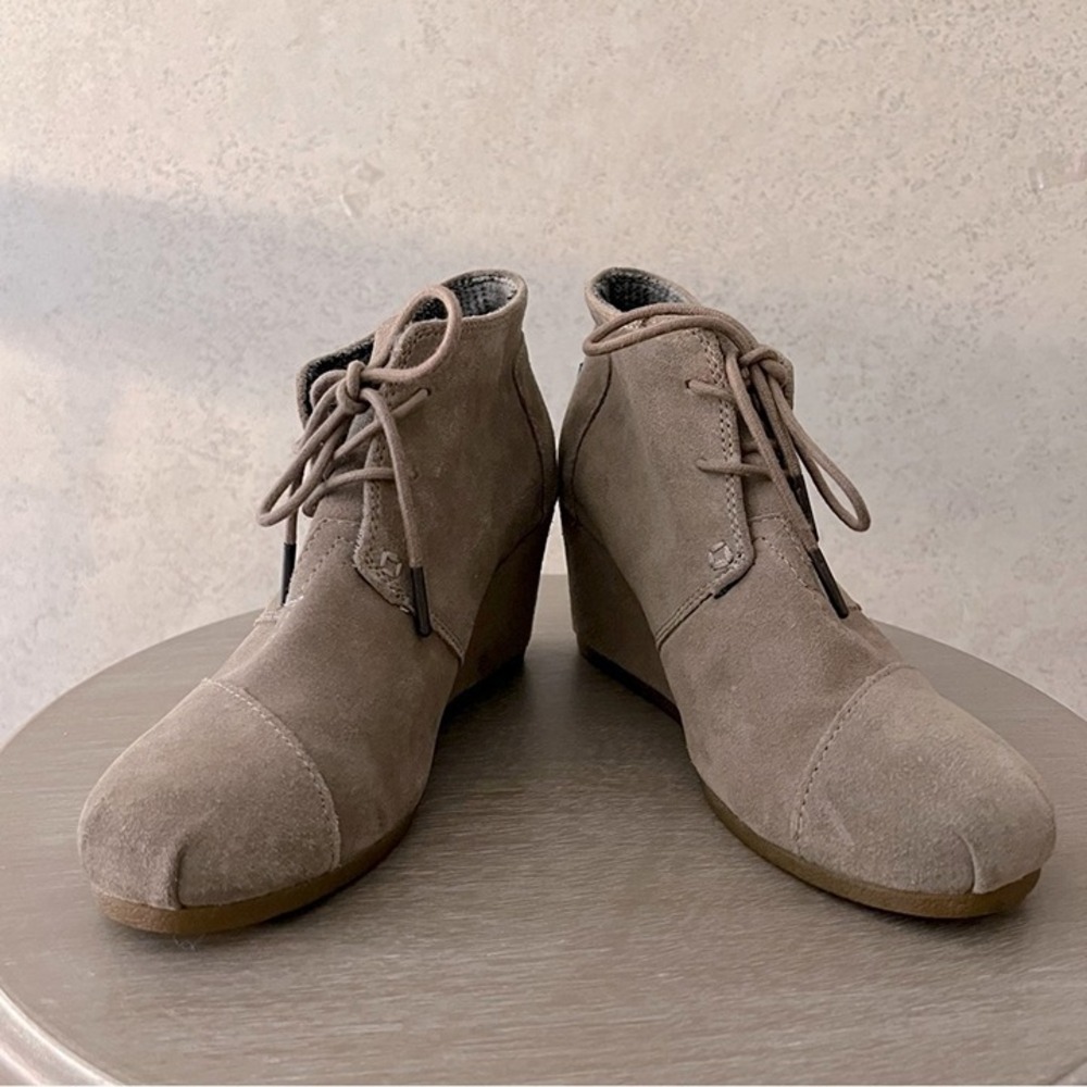 TOMS 8 WOMENS TAN WEDGE‎ ANKLE BOOTIE Faux Suede Preppy Fall Hipster Girly Shoes
